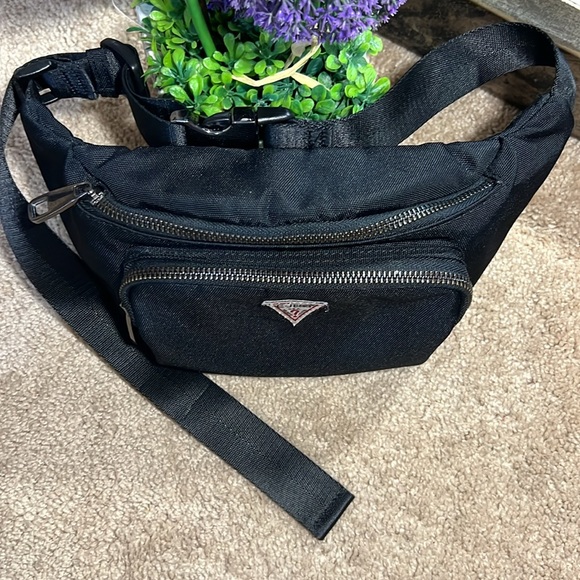 GUESS SLING BAG - Picture 2 of 8